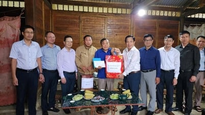 中央検査委員会副委員長のハ・クオック・トリ同志が、ライチャウ省シンホー地区の元検査委員会委員長である殉教者のジャン・ア・ソン氏を訪問した。
