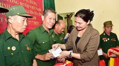 Đồng chí Hà Thị Nga thăm Di tích lịch sử Mặt trận Dân tộc thống nhất Việt Nam và tặng quà gia đình chính sách tại xã Kiên Đài