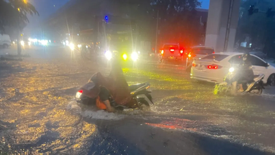 Hà Nội mưa như trút nước hơn 2 giờ, nhiều tuyến phố ngập sâu