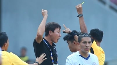 HLV Kim Sang-sik cảm xúc bùng nổ hệt như ông Park Hang-seo trong ngày vào chung kết