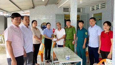 Lãnh đạo xã Vĩnh Hựu thăm, tặng quà gia đình chính sách