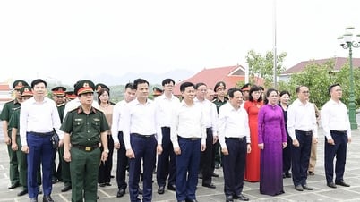 Đoàn đại biểu Quân ủy Trung ương – Bộ Quốc Phòng đặt vòng hoa, dâng hương tại Nghĩa trang Liệt sĩ tỉnh