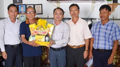 Lãnh đạo xã Trà Tân thăm, tặng 104 suất quà cho gia đình chính sách, người có công