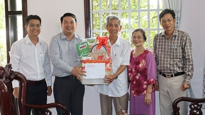 Phó Chủ tịch UBND tỉnh An Giang Lê Trung Hồ thăm gia đình chính sách