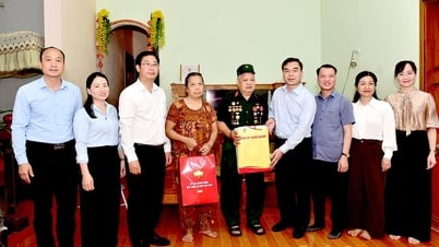 Phó Bí thư Tỉnh ủy, Chủ tịch Ủy ban MTTQ tỉnh Ma Thế Hồng thăm, tặng quà thương binh tại xã Kiên Đài