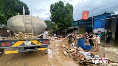 Tổng Công ty CP Vật tư Nông nghiệp Nghệ An hỗ trợ nước uống cho người dân vùng lũ