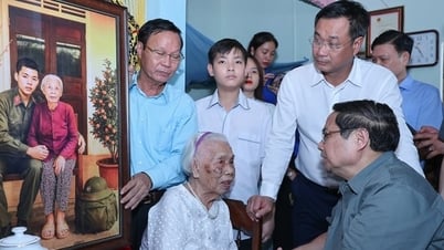 Thủ tướng Phạm Minh Chính tri ân các lãnh đạo tiền bối và người có công với cách mạng tại Quảng Trị và Huế