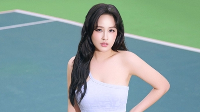 Mai Phuong Thuy looks sexy playing tennis, People's Artist Tu Long reflects on his thoughts.