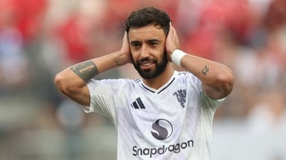 Bruno Fernandes rực sáng giúp MU đánh bại West Ham
