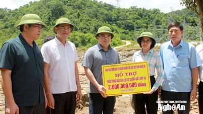 Phó Chủ tịch UBND tỉnh Nghệ An Phùng Thành Vinh kiểm tra công tác khắc phục hậu quả lũ lụt, trao hỗ trợ đến người dân bị thiệt hại