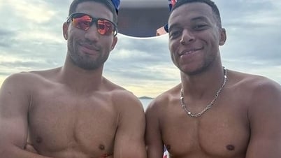 Mbappe không lo bị sụt 6kg, khoe cơ bắp với bạn thân Hakimi