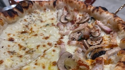 Quẹo hẻm tìm quán của Phú, ăn pizza Ý vị heo quay cải chua