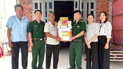 Thăm, tặng quà gia đình chính sách trên địa bàn xã biên giới Phước Chỉ