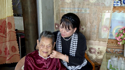 Tặng quà tri ân người có công với cách mạng