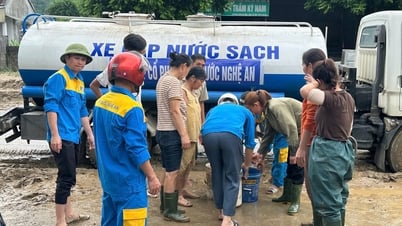 Khẩn trương vận chuyển nước sạch, máy lọc nước di động lên vùng lũ miền Tây Nghệ An