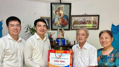 TYM Chi nhánh Việt Trì: Tặng quà tri ân các gia đình người có công