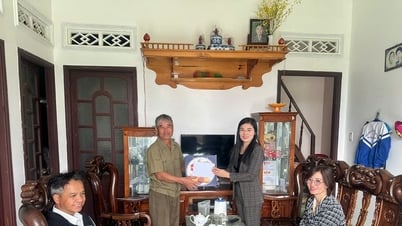 Xã Nam Hà Lâm Hà thăm, tặng quà 20 gia đình chính sách