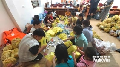 Hàng cứu trợ đến với bà con vùng lũ Nghệ An: Nghĩa tình giữa gian nan