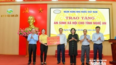 Ngân hàng Nhà nước trao tặng Nghệ An 6 tỷ đồng hỗ trợ khắc phục bão lũ và xóa nhà tạm, nhà dột nát