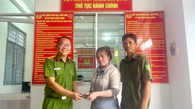Xã Hưng Điền: Trả lại tài sản cho người dân đánh rơi