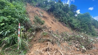 Quốc lộ 16 sạt lở nghiêm trọng, nhiều điểm chưa thể đưa máy móc vào san gạt bùn, đất