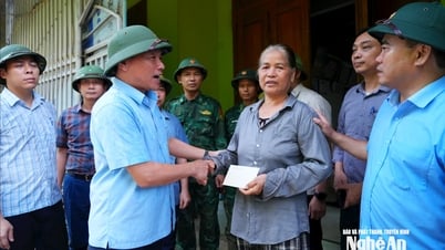 Phó Chủ tịch UBND tỉnh Hoàng Phú Hiền động viên các địa phương miền Tây Nghệ An khắc phục thiệt hại do mưa lũ