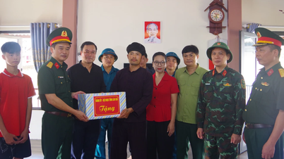 Đoàn công tác Bộ CHQS tỉnh thăm, tặng quà người dân thôn Làng Nủ, xã Phúc Khánh