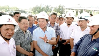 Chủ tịch UBND tỉnh Lâm Đồng Hồ Văn Mười kiểm tra tại Cảng quốc tế tổng hợp Vĩnh Tân