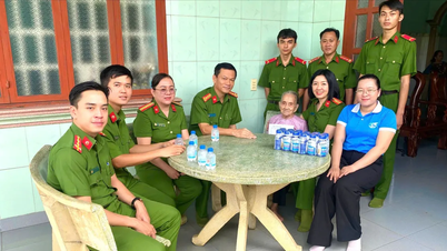 Dâng hương tưởng niệm các Anh hùng liệt sĩ tại Khu di tích Bót Cầu Định