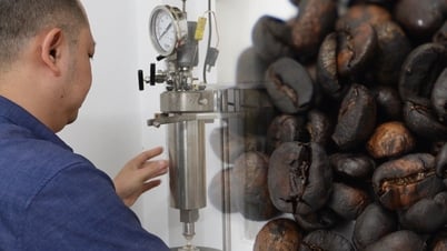 Độc đáo cà phê rang bằng nước ở TPHCM, khách nước ngoài không lo bị "say"