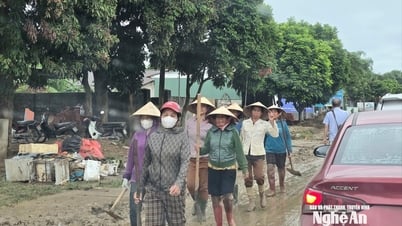 Hàng nghìn người dân Nghệ An tình nguyện về vùng lũ giúp đồng bào dọn nhà, xúc bùn, sửa đường