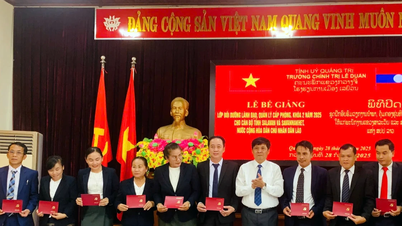 Bế giảng lớp bồi dưỡng lãnh đạo, quản lý cho cán bộ nước bạn Lào