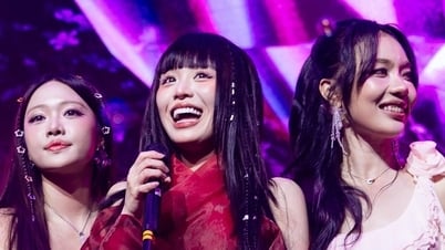 Han Sara cùng dàn 'em xinh' đấu giá đĩa ủng hộ Nghệ An