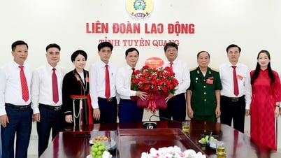 Phó Chủ tịch Thường trực Ủy ban MTTQ Việt Nam tỉnh Hà Trung Kiên tặng hoa, chúc mừng Liên đoàn Lao động tỉnh