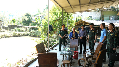 Phó Chủ tịch Thường trực HĐND tỉnh Vũ Quỳnh Khánh kiểm tra khắc phục hậu quả mưa lũ tại phường Cam Đường