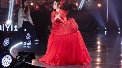 Phương Mỹ Chi xúc động khi được khán giả cổ vũ tại "Sing! Asia 2025"