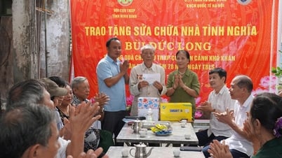 Bàn giao công trình sửa chữa nhà ở cho gia đình cựu TNXP