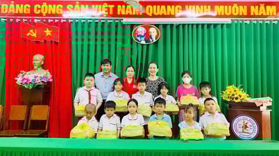Phường Bình Xuân: Tặng quà cho học sinh có hoàn cảnh khó khăn