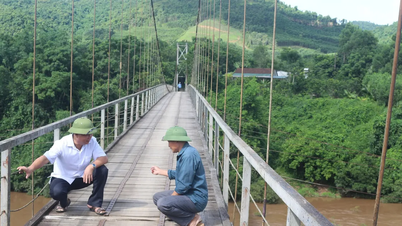 Phập phồng đi qua cầu cũ mùa mưa lũ