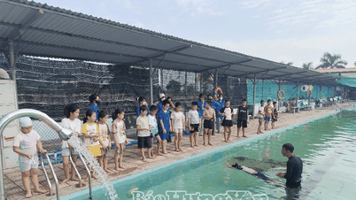 Đoàn xã Đông Hưng dạy bơi miễn phí cho trẻ em