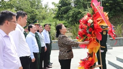 Đoàn công tác của tỉnh dâng hoa, dâng hương tại Nhà bia ghi tên các Anh hùng liệt sĩ Ma Li Pho