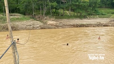 Bất chấp nguy hiểm, nhiều trẻ em miền núi vẫn tắm sông mùa nước lũ