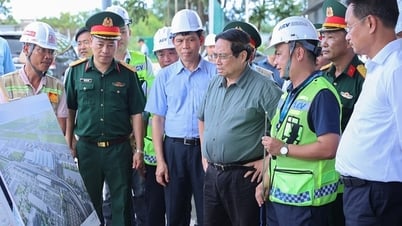 Thủ tướng làm việc với Ban Thường vụ Tỉnh ủy Quảng Trị và kiểm tra nhà ga T2 sân bay Đồng Hới