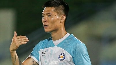 Ngoại binh Hàn Quốc khóc khi ký hợp đồng ở V-League