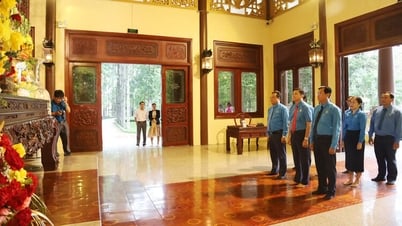 Dâng hương tại Khu Lưu niệm Chủ tịch Tôn Đức Thắng và tặng quà người lao động