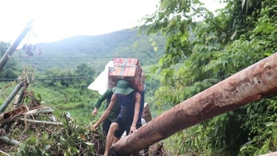 Gian nan “cõng” nhu yếu phẩm về bản