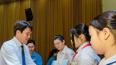 Trao học bổng Nguyễn Đức Cảnh cho 300 con em công nhân, người lao động tại TP.HCM
