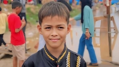 Điệu nhảy lạ trên mũi thuyền lao vun vút của bé trai gây sốt toàn thế giới