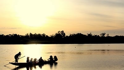 Người chèo đò trên dòng sông Thạch Hãn