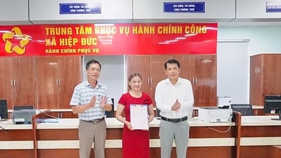 Trao Giấy chứng nhận quyền sử dụng đất cho công dân xã miền núi